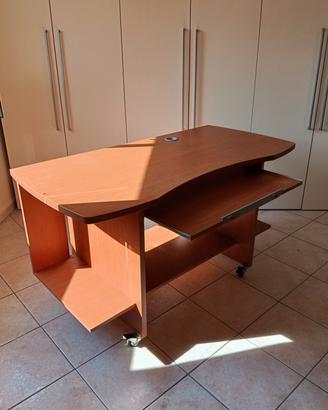 N.2 Scrivanie adatte al PC,sedia da uff,specchiera