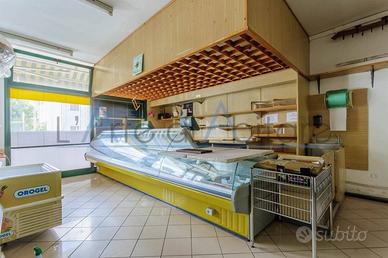Attività / Licenza di 150 m² con 2 locali a San Pi