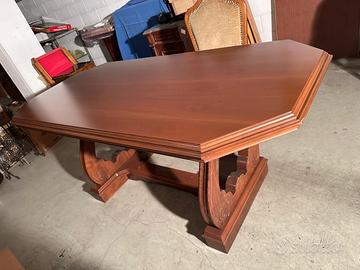 Tavolo in legno con sedie
