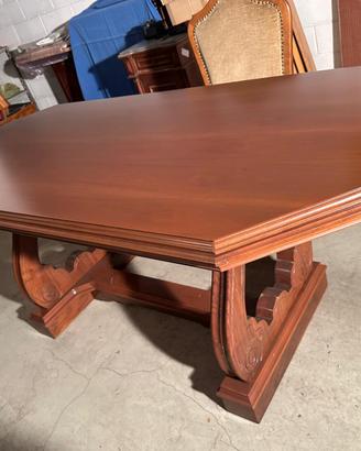 Tavolo in legno con sedie
