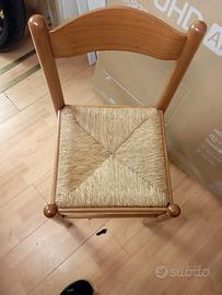 tavolo e quattro sedie.  