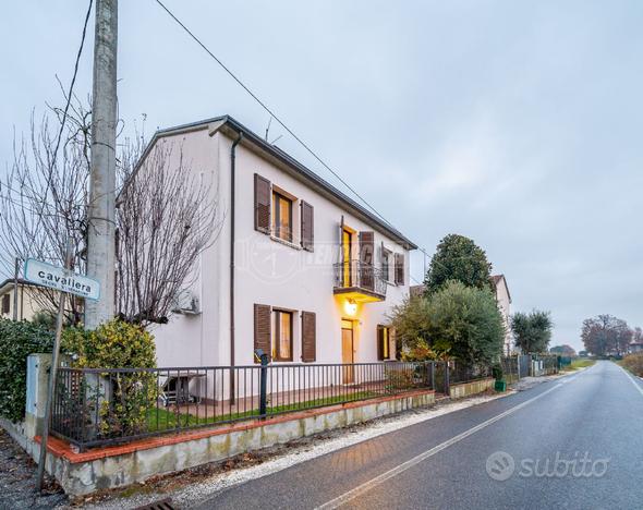 Ampia porzione di casa indipendente con giardino