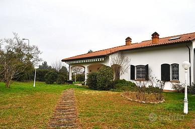 Villa di 398 m² con più di 5 locali e box auto a D
