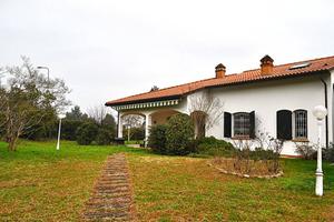 Villa di 398 m² con più di 5 locali e box auto a D