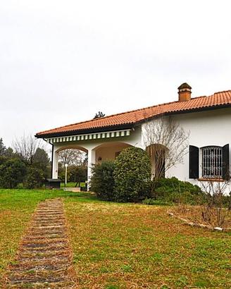 Villa di 398 m² con più di 5 locali e box auto a D