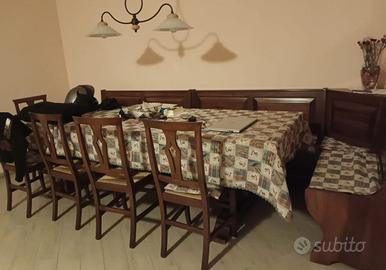 Tavolo in legno massiccio con panca angolare