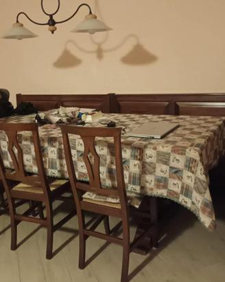 Tavolo in legno massiccio con panca angolare