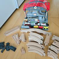 Trenino in legno completo di stazione