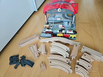 Trenino in legno completo di stazione