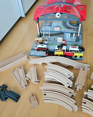 Trenino in legno completo di stazione