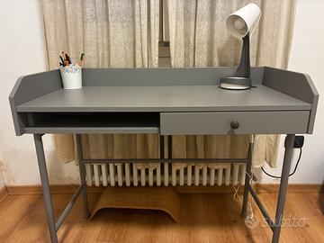 Scrivania IKEA grigia con cassetto