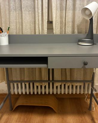 Scrivania IKEA grigia con cassetto