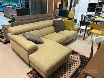 Divano con penisola in saldo.