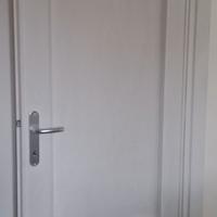 Porte interne con maniglie e cornici
