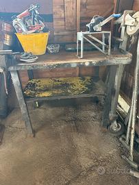 Tavolo in metallo pesante da lavoro