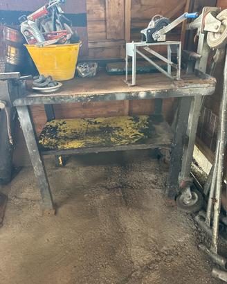 Tavolo in metallo pesante da lavoro