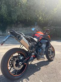 Duke 890