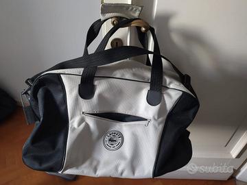 borsa sportiva marca Lacoste con tante tasche