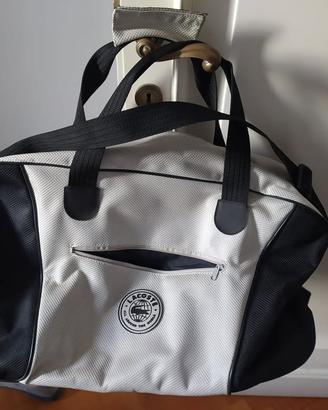 borsa sportiva marca Lacoste con tante tasche