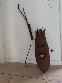 Antica maschera africana con arco
