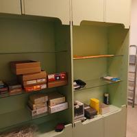Scaffale con antine
