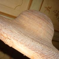 Antico cappello agricoltore in paglia intrecciata