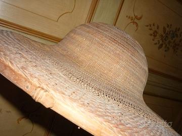 Antico cappello agricoltore in paglia intrecciata