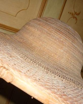 Antico cappello agricoltore in paglia intrecciata