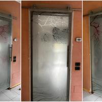 Porta scorrevole esterno muro in vetro