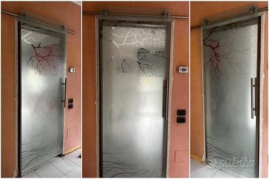 Porta scorrevole esterno muro in vetro