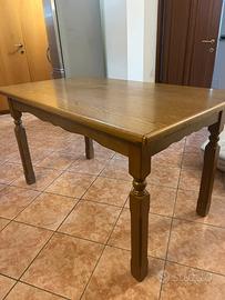 Tavolo in legno con 6 sedie