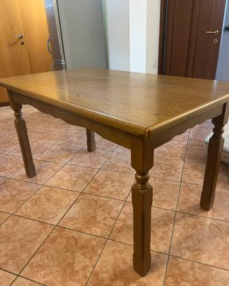 Tavolo in legno con 6 sedie