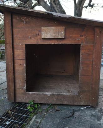 Cuccia in legno per cani