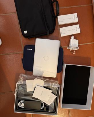 Macbook Air 11 pollici con accessori e custodie