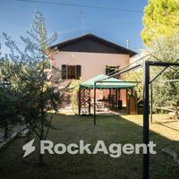 VILLA CON GIARDINO FRA MARE E CENTRO