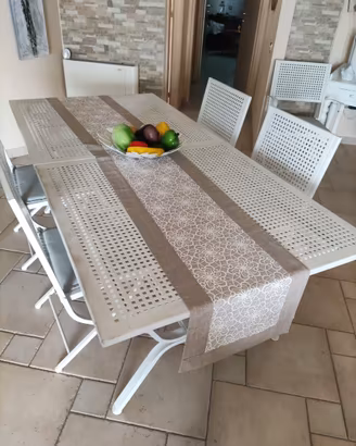 Tavolo e sei sedie in ferro battuto verniciato  b