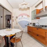cucina e tavolo e sedie