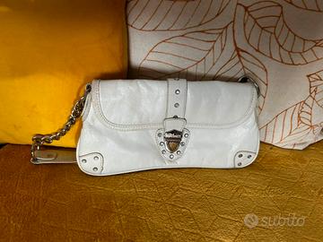 Borsa bianca vera elle borchiata con catenella
