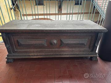 Cassapanca in legno con dettagli