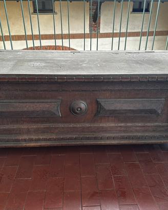 Cassapanca in legno con dettagli