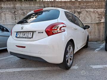 Peugeot 208 benzina 1200 con motore rotto