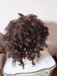 Parrucca lunga carnevale colore castano.