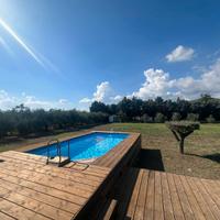 Piscina fuori terra con struttura in legno