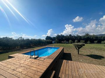 Piscina fuori terra con struttura in legno