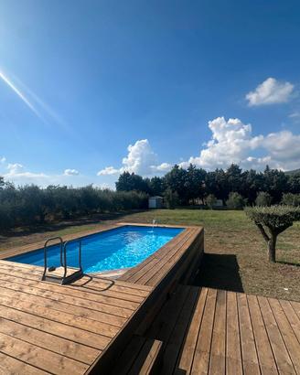 Piscina fuori terra con struttura in legno