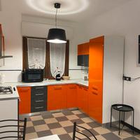 cucina con forno e piano cottura