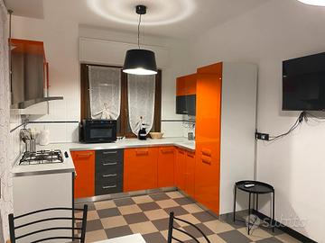 cucina con forno e piano cottura