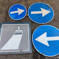 Cartelli stradali rotondi blu e quadrato grigio