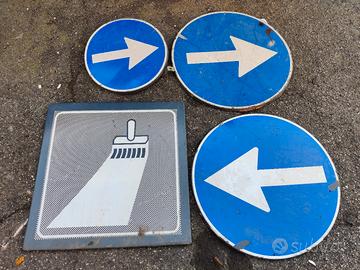 Cartelli stradali rotondi blu e quadrato grigio