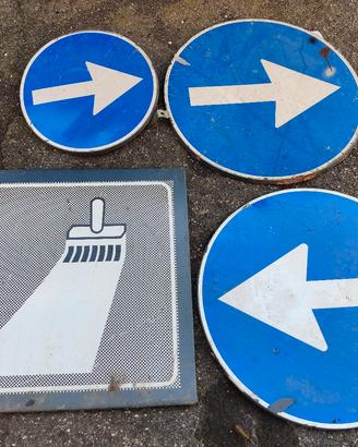 Cartelli stradali rotondi blu e quadrato grigio